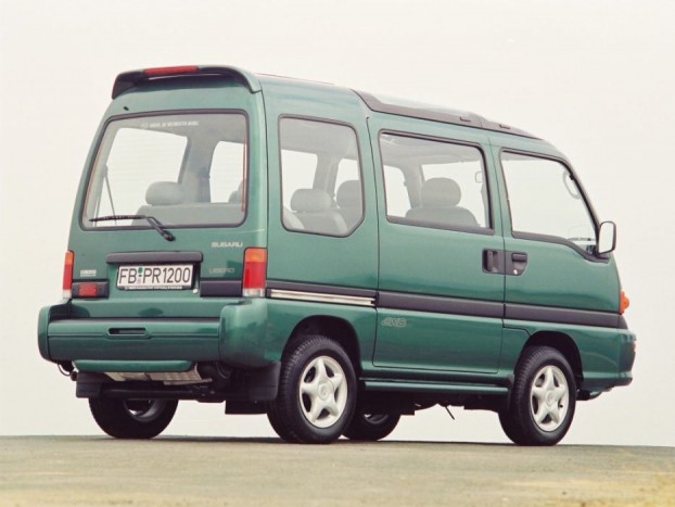 TOP 10: Olcsó összkerekes verdák a téli szezonra 8 Subaru Libero 4WD - Amennyire apró, annyira ritka. Nagybetűs kuriózum, ínyenceknek való csemege, természetesen a kötelezően mellékelt, örökké tartó szívással. Ezért is olcsó, aki pár százezer forintért lépre megy, akár hirtelen felindulásból csak később jön rá, mekkora nehézségekbe ütközik az alkatrészellátást szinte teljesen nélkülöző, itthon ismeretlen konstrukció fenntartása.
A típust 1983-ben kezdték gyártani egyliteres motorral, majd jött az 1,2-es kivitel. A 4x4 nem megszokott Subaru, nincs középső differenciál, tehát a terepjáró képességek azért korlátozottak, de ki akarna vadulni egy 1,43 méter széles, 1,9 méter magas fura japán téglával?