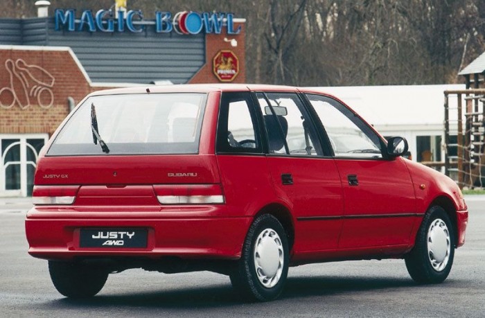 TOP 10: Olcsó összkerekes verdák a téli szezonra 7 Subaru Justy AWD - Az előző generációs Swift 1,3 4WD Subaru Justyként is futott, később az Ignisből lett a Justy. Nálunk inkább a Suzuki emblémás a gyakori, de egykutya.
A viszkokuplungos Suzuki már háromszázezer forintos ártól elérhető, de az igazán szép darabokért a dupláját kérik. Mivel van benne némi Subaru gén, az alsóházban szerintünk ez a favorit, legalább könnyen kihúzhatjuk az árokból, ha mégis balul sülne el valami.