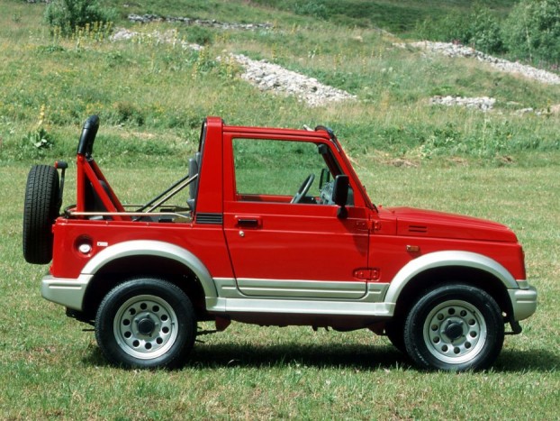 TOP 10: Olcsó összkerekes verdák a téli szezonra 6 Suzuki Samurai SJ - A piac másik ura a Lada Niva mellett. Rengeteg verzió készült a nyolcvanas évek eleje óta gyártott típusból, pickup, kabrió, zárt dobozos, üvegezett keménytetős, minden célra volt megfelelő Samurai.
A forgalmazás harmatgyenge egyliteres motorral indult, de szerencsére az 1,3-as 64 lóerős az ötfokozatú váltóval javított a helyzeten. Pattogós, dőlős, zajos, a legjobb alap hobbicélra, sárdagasztáshoz.
Jelenleg közel száz keres új tulajdonost, van miből válogatni.