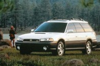 Subaru Legacy - Ha 4x4, akkor a Subaru bérelt helyet kap a listán. Egymillió alatt értelmes választás az Impreza helyett inkább a Legacy lehet, hiszen az Impreza nálunk egyenlő a raliautóval, függetlenül attól, milyen motor van benne. A Legacy szerencsére a tuningoló hülyegyerekek vakfoltjába került, ezért nagyrészt mentes a barmolástól. A boxermotorok ugyanúgy gerjesztik a hangulatot, a megbízhatóság pedig példás.