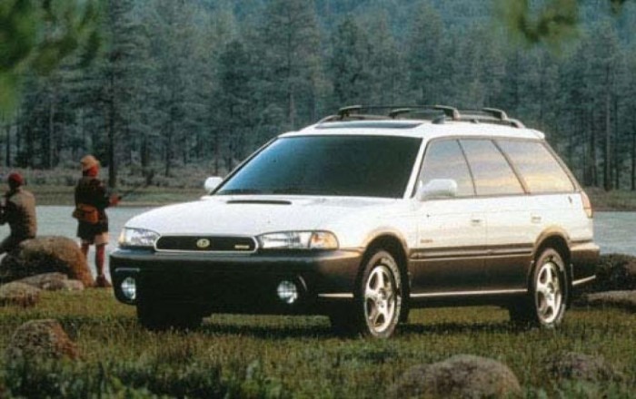 TOP 10: Olcsó összkerekes verdák a téli szezonra 5 Subaru Legacy - Ha 4x4, akkor a Subaru bérelt helyet kap a listán. Egymillió alatt értelmes választás az Impreza helyett inkább a Legacy lehet, hiszen az Impreza nálunk egyenlő a raliautóval, függetlenül attól, milyen motor van benne. A Legacy szerencsére a tuningoló hülyegyerekek vakfoltjába került, ezért nagyrészt mentes a barmolástól. A boxermotorok ugyanúgy gerjesztik a hangulatot, a megbízhatóság pedig példás.