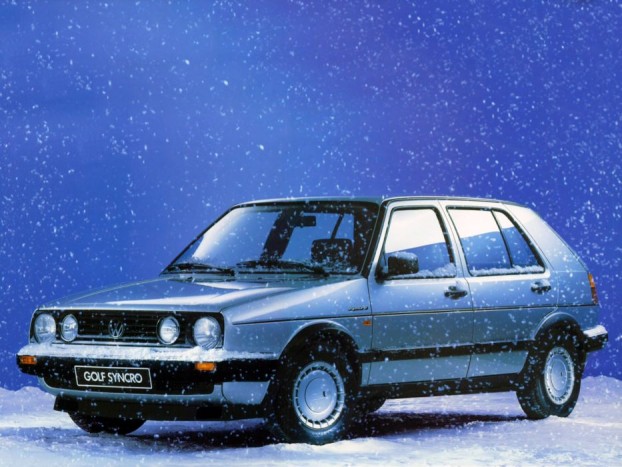 TOP 10: Olcsó összkerekes verdák a téli szezonra 4 Volkswagen Golf/Passat Syncro - A Volkswagen sem ülte tétlenül végig a nyolcvanas éveket. Igaz nekik csak a Steyr-Puchhal közösen fejlesztett viszkokuplungos rendszerre futotta szemben az Audi Torsen-differenciálzárral működő egységével.
A legolcsóbb ajánlatok között is feltűnik egy-egy összkerekes darab, de aki igazi különlegességre vágyik, annak a Golf Country levadászása ajánlott.