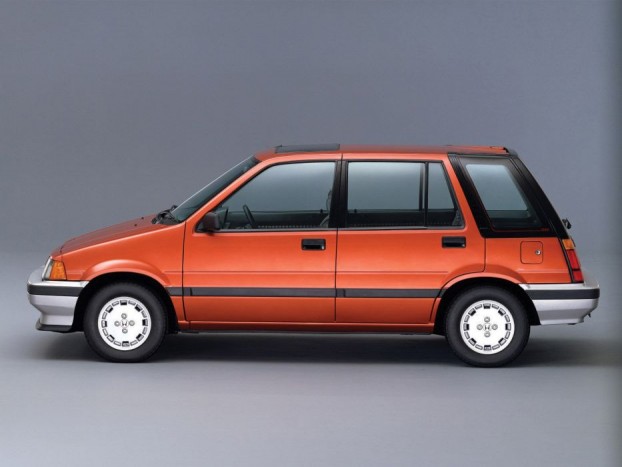 TOP 10: Olcsó összkerekes verdák a téli szezonra 2 Honda Civic Shuttel 4WD - Pofátlanul olcsó, kellemesen ritka, szeretni való japán gnóm. Ha egy aranyos háziállattal szeretnénk belépni a Honda klubba, ami ráadásul mind a négy kerekével kapar, ez a legjobb választás.
Amerikában kenyértartó doboznak csúfolták, 1987-ig kapcsolható volt az összkerék meghajtás, de 1987-es modellben már automatikusan kapcsolt, ha az első kerekek elvesztették a tapadást, innen kapta meg a realtime 4wd nevet.
A Civic ölhetetlen szívó benzinesei kerültek az orrába, 70-90 lóerős teljesítménnyel, ma már alig akad egy-két eladó darab, de az ára maradt a 2-300 ezres tartományban.