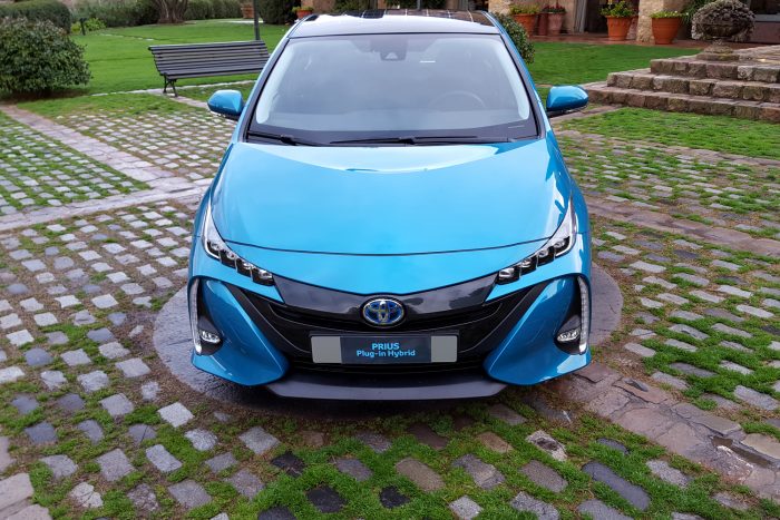 Létezik, megvehető, kipróbáltuk az 1 litert fogyasztó autót 5 A motorháztető oldalsó élein elhelyezett tömítés nagy tempónál mérsékli a motorzajt. A műanyag sárvédő-elválasztó elemek miatt kevesebb zaj jut a motortérből a kabinba, az utastér első felét csendesebbé az „akusztikus” első oldalüvegezés is halkabbá teszi, a hátsó részt pedig a hátsó kerékdobokban elhelyezett szigetelőanyagok. A kabin komfortját és zajszintjét tovább javítja a műanyag-alapú tetőkárpitozás, és a vastagabb padlószigetelés, valamint az A-oszlop, a padlóperem és a hátsó ajtókárpitozás hangelnyelő anyaga