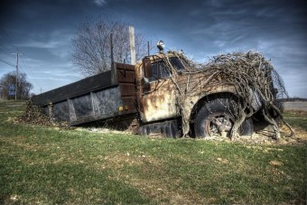 Rozsdagyűjtő, erdőben lassan rohadó autók romantikája