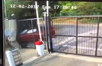 A BMW M6 sofőrje csúnyán elmérte, betonfalat bontva állt meg