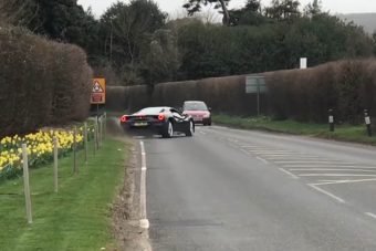 Ha Ferrariba ülsz, soha ne indulj el így