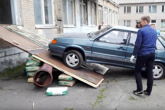 Végre kiderül hány orosz tud az ablakon át terembe vinni egy Ladát