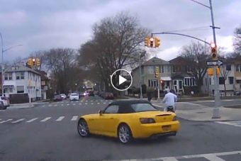 Piros lámpánál őrült meg egy hondás