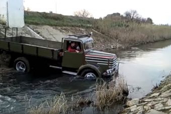 Öröm nézni, ahogy a veterán Csepel átcsattog a vízen