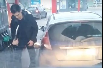Két percig küzdött a tankolással a srác egy hazai önkiszolgáló benzinkúton
