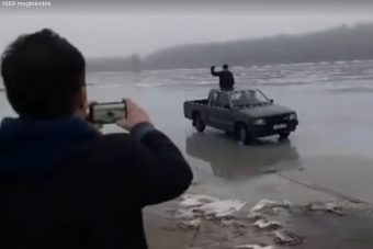 Áthajtott a Dunán egy vakmerő autós Bogyiszlónál