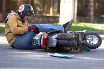 Árokba lökte a nagyi a lassú motorost