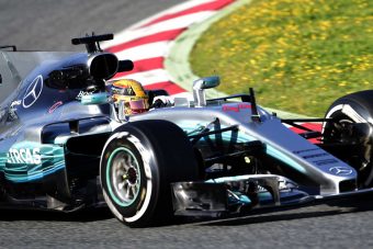 F1: A Mercedes tarolt az első tesztnapon