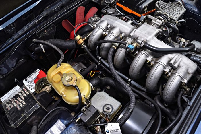 Miért nincsenek ma ilyen BMW-k? 5 5200-as fordulatszámon 218 lóerős a vasblokkos M30