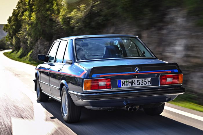 Miért nincsenek ma ilyen BMW-k? 2 A hangjában még megfürödhet az épp megelőzött autó