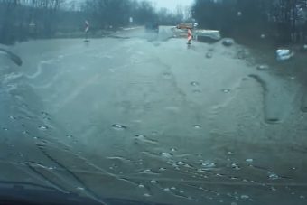 Videón egy bunkó autós az elárasztott 3-as útról