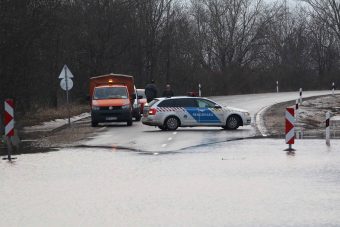 Fotókon az elárasztott 3-as főút