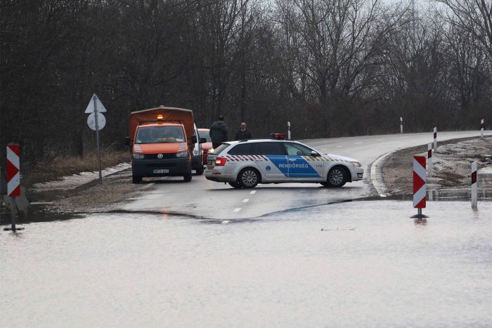 Fotókon az elárasztott 3-as főút 5 | Vezess D_VAJ20170206010