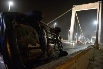 Fotókon az Erzsébet hídon felborult autó