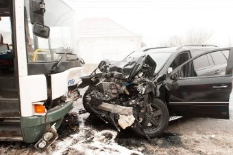 Busz és autó ütközött, életveszélyes sérült - fotók