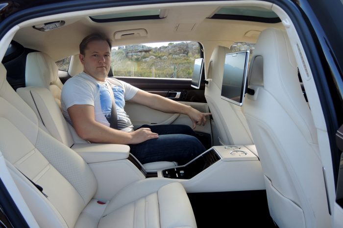 Porsche zöld rendszámmal 76 Egyelőre négy személyes a Panamera, de a márciusban bemutatkozó Sport Turismo varáiáns esetében lesz háromszemélyes hátsó kialakítás is. A képen a nyújtott kivitelben ülök