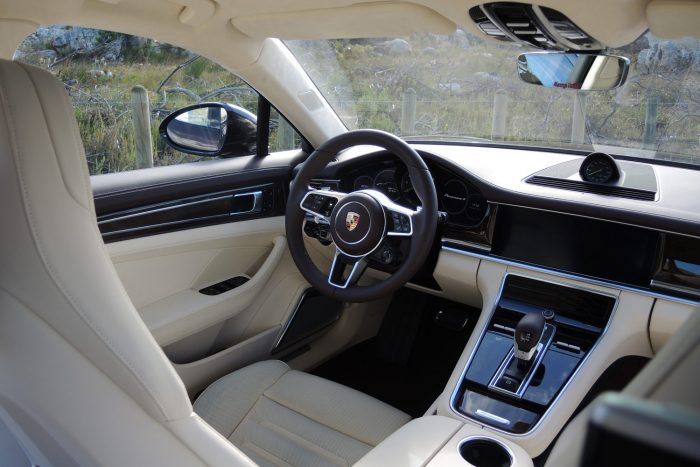 Porsche zöld rendszámmal 75 Sportkocsihoz illő üléspozició fogadja a Panamera vezetőjét