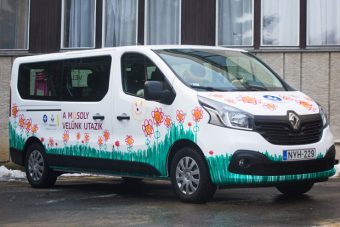 Autót és játékokat kaptak a gyerekek a Renault-tól