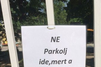 Őszinte cetli figyelmezteti az autósokat Budapesten