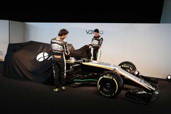 Hirdetőtáblát vett a hátára a legújabb Forma-1-es