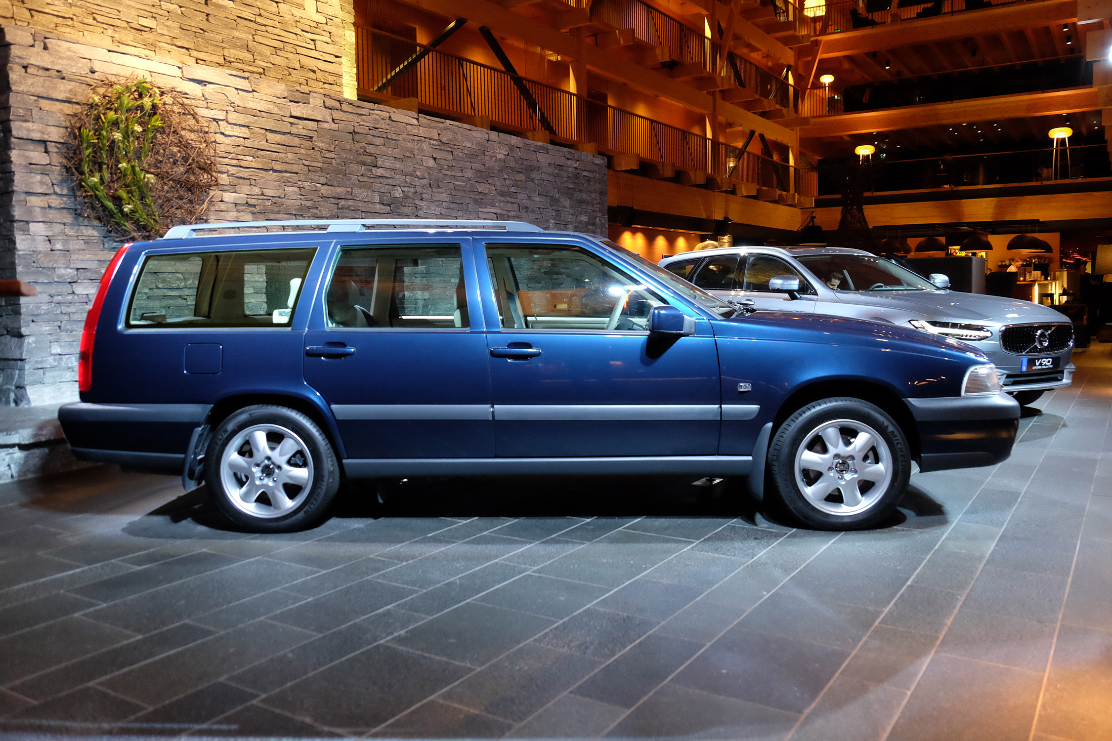 Korcsolya szmokingban: Volvo V90 Cross Country 7