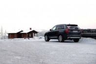 Korcsolya szmokingban: Volvo V90 Cross Country 47