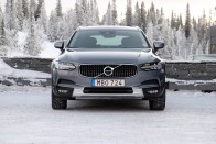 Korcsolya szmokingban: Volvo V90 Cross Country 4