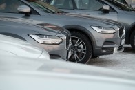 Korcsolya szmokingban: Volvo V90 Cross Country 49