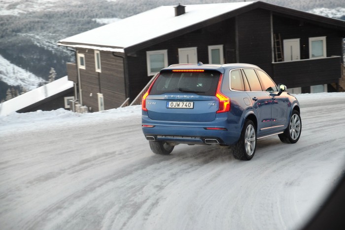 Korcsolya szmokingban: Volvo V90 Cross Country 4 Itt nem tojnak be, ha jégen kell autózni