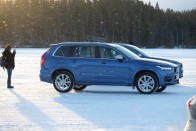 Korcsolya szmokingban: Volvo V90 Cross Country 55