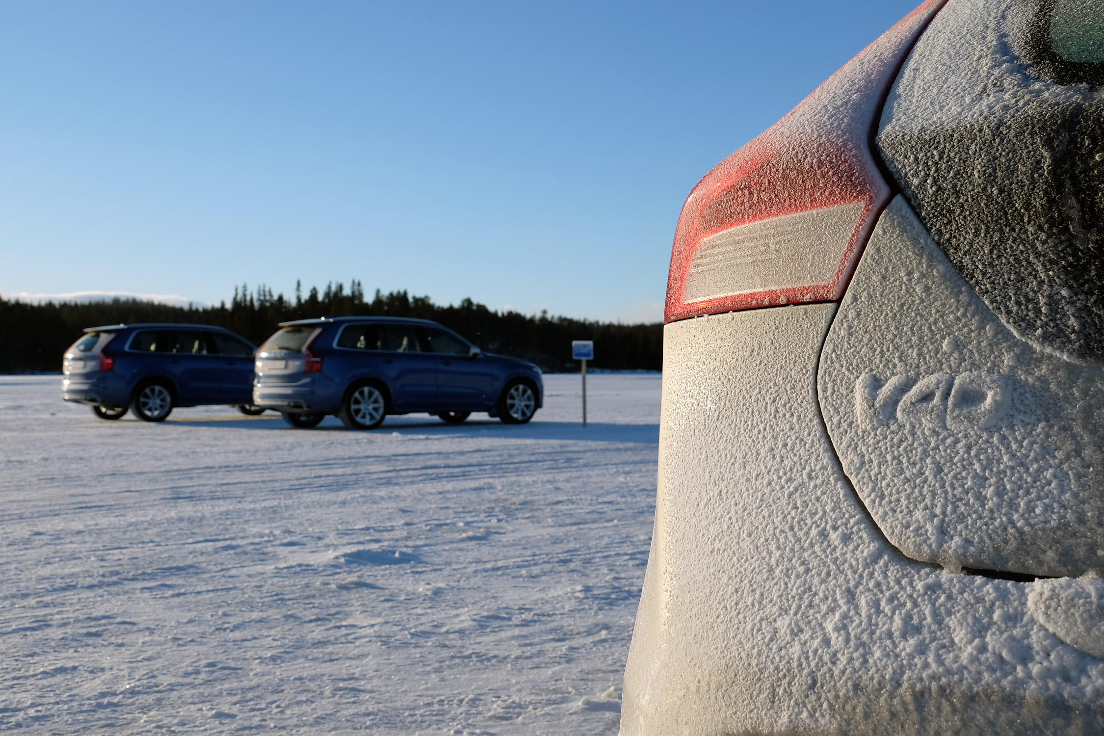 Korcsolya szmokingban: Volvo V90 Cross Country 18