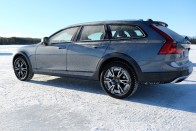 Korcsolya szmokingban: Volvo V90 Cross Country 63