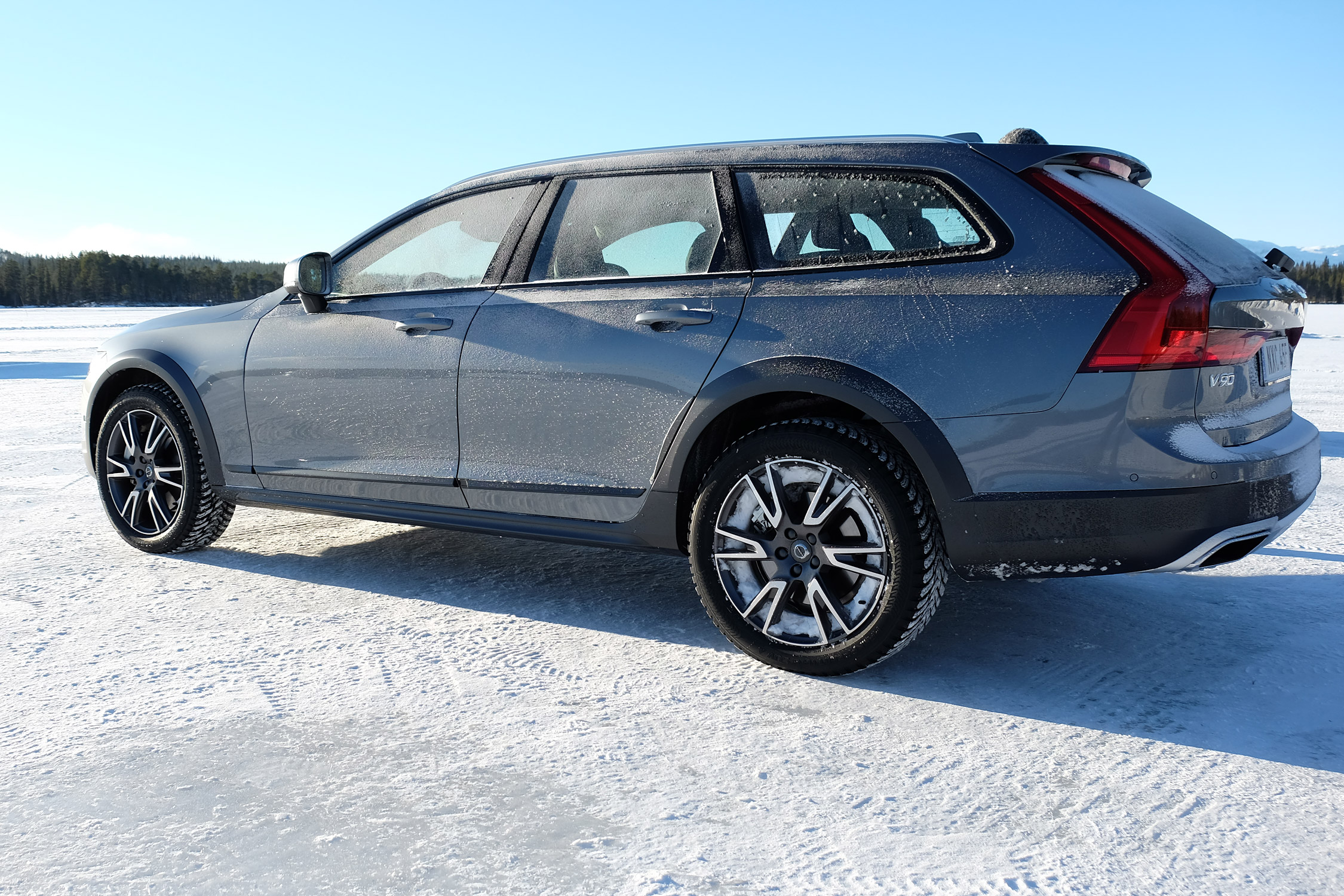 Korcsolya szmokingban: Volvo V90 Cross Country 25