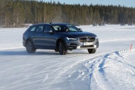 Korcsolya szmokingban: Volvo V90 Cross Country 72