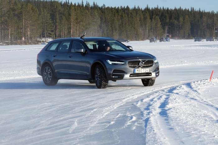 Korcsolya szmokingban: Volvo V90 Cross Country 6 Ez is van vagy 2 tonnás, mégis könnyedén, elegánsan csúszkált a jégen