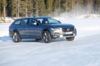 Korcsolya szmokingban: Volvo V90 Cross Country 73