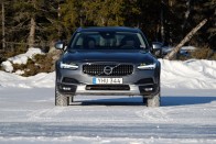 Korcsolya szmokingban: Volvo V90 Cross Country 66