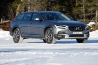 Korcsolya szmokingban: Volvo V90 Cross Country 67