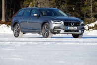 Korcsolya szmokingban: Volvo V90 Cross Country 80