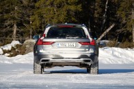 Korcsolya szmokingban: Volvo V90 Cross Country 69