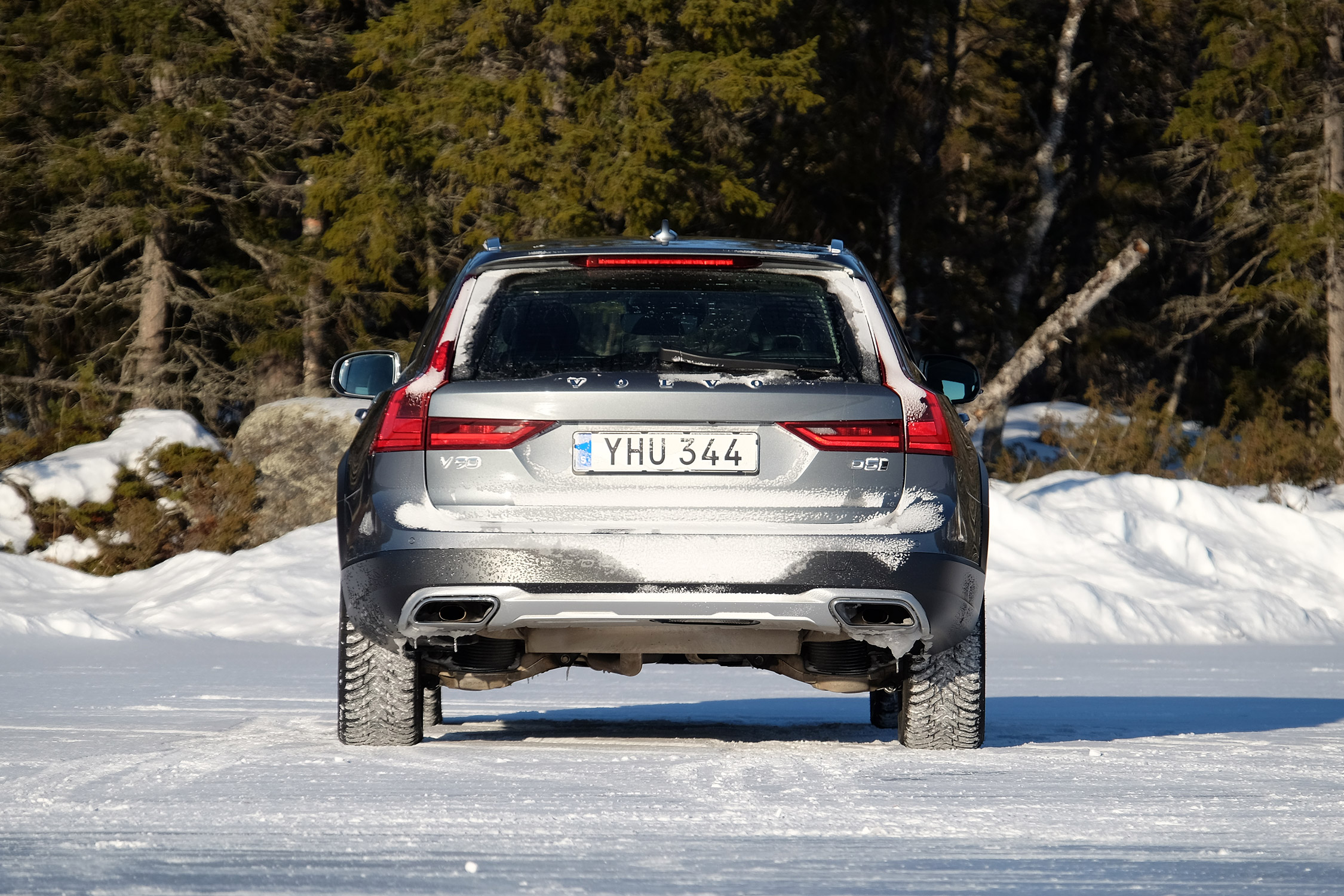 Korcsolya szmokingban: Volvo V90 Cross Country 31