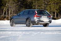 Korcsolya szmokingban: Volvo V90 Cross Country 70