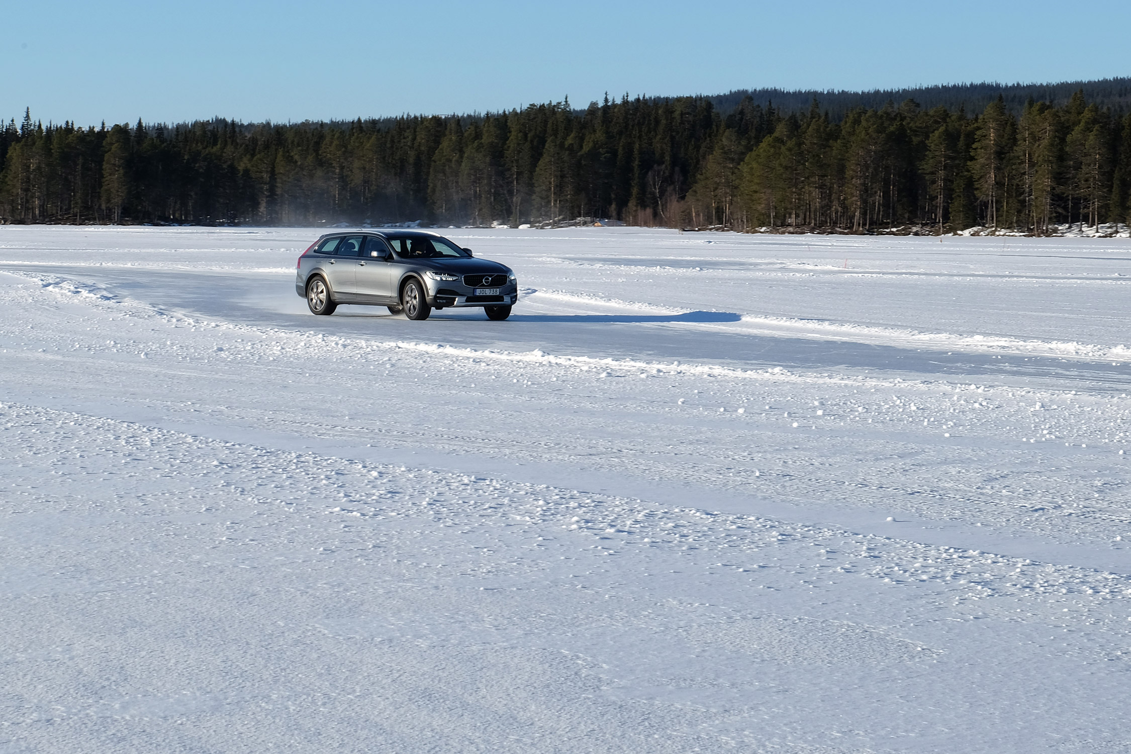 Korcsolya szmokingban: Volvo V90 Cross Country 37