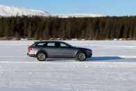 Korcsolya szmokingban: Volvo V90 Cross Country 74